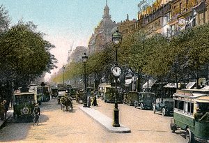 通り、c1900に車やモーターバスがあるパリのブールバールデイタリア 作： Unbekannt