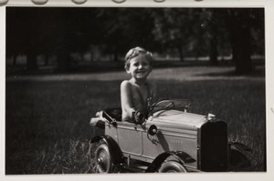 ペダルカーを運転する少年（1930年頃 作： Unbekannt