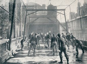 セントポールズ大聖堂聖歌隊学校、ロンドン、c1901 1901の屋根の上でサッカーをしている男の子 作： Unbekannt