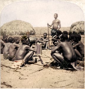 カウンシルを抱えるズールー族の村の勇者、SA、ズールランド、ウムラロース川の近く、1901 作： Unbekannt