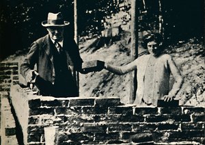 煉瓦工と職人、1928年、1945年。 作： Unbekannt