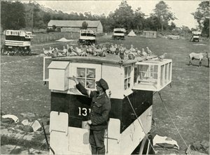 フランスのイギリス陸軍航空隊の鳩：馬が引くロフト、1919年。 作： Unbekannt