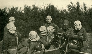...イギリスの機関銃課、対ガスマスクを着用、第一次世界大戦、1914-1918、c1920。 作： Unbekannt