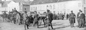 1914年8月、ベルギーの村にあるイギリスの馬車砲 作： Unbekannt