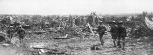 1918年8月22日、フランスのソンムにあるアルバートの遺跡を探索するイギリスの兵士 作： Unbekannt