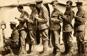 第一次世界大戦、1914-1918、1933年の最前線で時計を同期させるイギリスの兵士。 作： Unbekannt