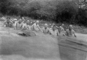 1917年にインドのカルシで渓流を洗うイギリス兵 作： Unbekannt