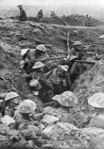 1917年10月30日、ベルギーのイープル近くのメニンロードに駐留するイギリス軍 作： Unbekannt