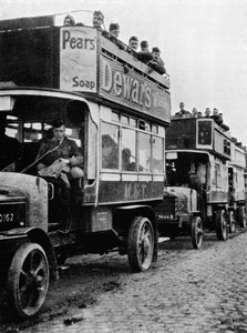 1915年にイギリス軍がモーターバスで路線の新しい部分に移動 作： Unbekannt