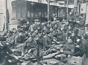 フランスの鉄道駅で食事をしていたイギリス軍、c1914 作： Unbekannt