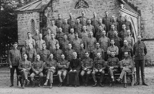 駐屯地教会の外のイギリス軍、チャクラタ、1917年 作： Unbekannt