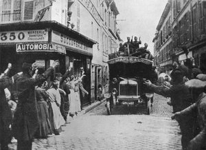 1915年にイギリスの軍隊がモーターバンでフランスの町に到着すると歓迎を受ける