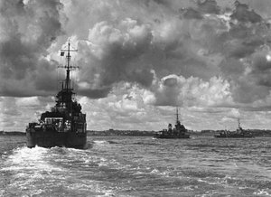 1945年にオーストラリアのシドニー港に入るイギリスの軍艦 作： Unbekannt