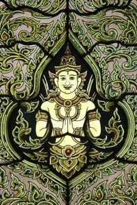 仏像。ステンドグラスの窓。大理石の寺院。ワット ベンチャマボピット ドゥシットバナラム ラチャウォラウィハーン1899.バンコク。タイ 作： Unbekannt
