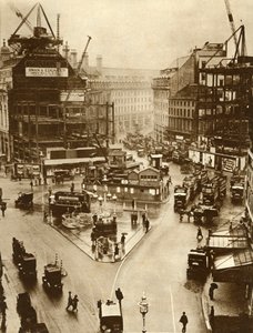 ロンドンのピカデリーサーカスでの建築作業、1926年、1935年。 作： Unbekannt