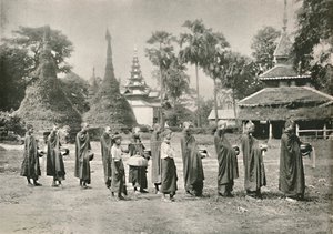 ビルマのPhoongyies収集施し、1900。 作： Unbekannt