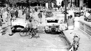 燃え尽きた車、コンコルド広場、パリ解放、1944年8月 作： Unbekannt