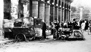 1944年8月25日、パリの解放、カスティリオーネ通りで車を燃やした