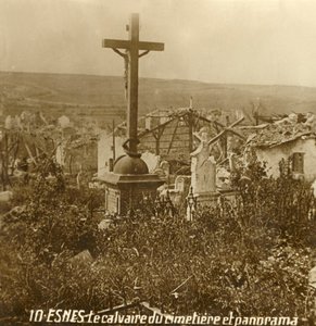 フランス北部、エスネスの墓地にあるカルバリー、c1914-c1918