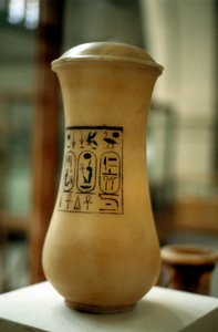 天蓋付きの瓶、防腐処理された内臓、古代エジプトの埋葬に使用された容器 作： Unbekannt