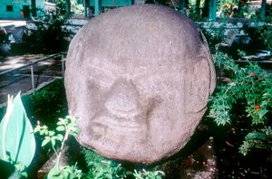 モンテアルト、グアテマラ、コロンブス以前、古典以前の期間、紀元前1500年〜100年に彫られたモノリシックヘッド 作： Unbekannt