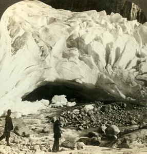 溶けた氷が山の急流を形成する巨大なブリグスダル氷河の海綿状の口、ノルウェー、c1905 作： Unbekannt