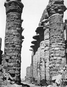 1878年にエジプトのカルナックにある大寺院の中央路地 作： Unbekannt