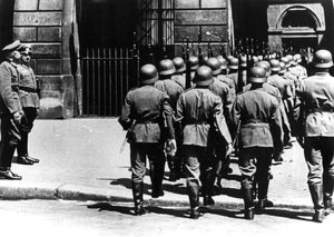 1940年6月、占領下のパリのドイツ本部における警備員の交代 作： Unbekannt