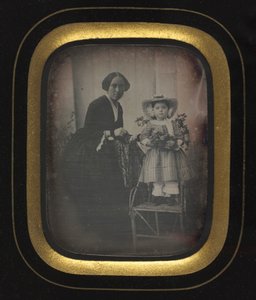 母と一緒に花を抱えて椅子に立っている子供c。 1855。 作： Unbekannt