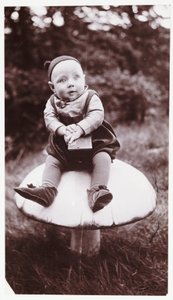 ブラウニーカメラを持つ子供、1900年頃 ジョージ・アルフレッド・ワイアット（1870-1922）が撮影したブラウニーに扮した少年のスナップショット写真。 作： Unbekannt