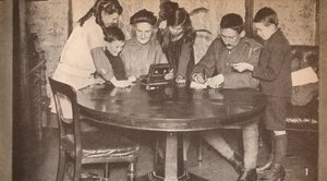 戦争ローンに投資するために貯金箱を空にする子供たち、c1917、1935 作： Unbekannt