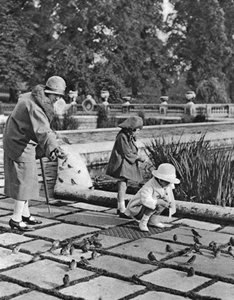1926-1927年、ロンドンのハイドパークでスズメに餌をやる子供たち