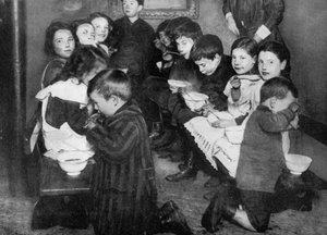 共同キッチンの子供たち、ロンドン、1917 1936 作： Unbekannt