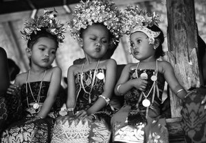 民族衣装を着た子供たち（モノクロ写真 作： Unbekannt