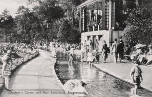 子供コーナーと新しい野外ステージ、ボーンマス、ドーセット、c1920s 作： Unbekannt