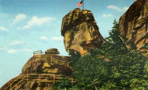 チムニーロックとロックパイル、ノースノースカロライナ州、1942年。 作： Unbekannt