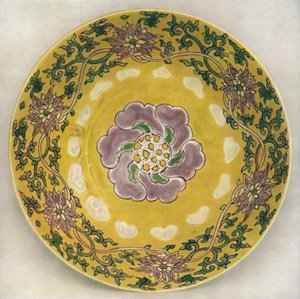 中国のエナメル塗装の磁器ボウル。嘉清時代、1522-1566、1928 作： Unbekannt