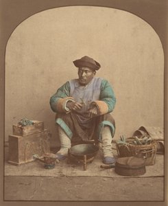 [道具を持って座る中国人男性]、1870年代。 作： Unbekannt
