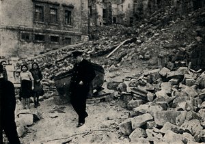 チャーチルは1943年、1945年にボロボロのマルタを訪れます。 作： Unbekannt