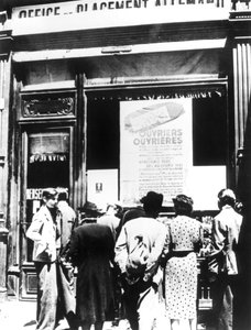 1940年から1944年までのドイツの労働者募集事務所の外のパリの市民