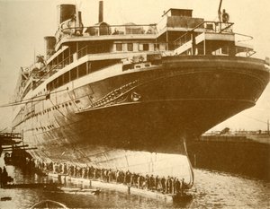 ドライドックでマジェスティックの船体を洗浄、c1930。 作： Unbekannt