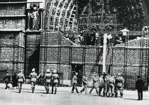 1940年にドイツが占領したパリのノートルダム寺院の正面から土嚢保護を撤去
