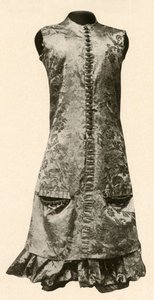 ダークレッドフラワーシルクのコートとフルブリーチ、1681年、1937年。