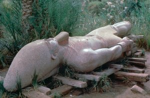 紀元前13世紀のエジプト、メンフィスの原位置にあるラメセス1世の巨大な像 作： Unbekannt