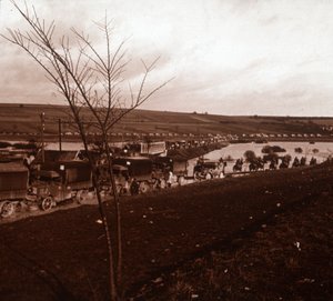 トラックの列、北フランス、ヴェルダン、c1914-c1918 作： Unbekannt