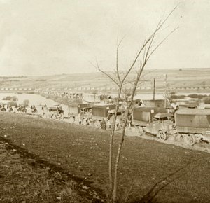 フランス北部、ヴェルダンのVoieSacréeにあるトラックの列、c1914-c1918。 作： Unbekannt
