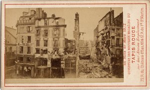 パリのコミューン（1871年）：カーペット・ルージュのデパートの開店、コミューンで廃墟となった1年前の建物を示す広告カード。厚紙にプリント 薄手6,3x10 cm