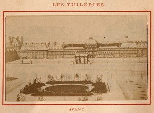 パリのコミューン（1871年）：1871年5月の火災前のパリのチュイルリー宮殿の様子。ピエール・ペペティの写真。厚紙にプリント、Dim.9x5,4 cm 作： Unbekannt