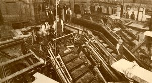 1930年頃、ロンドンの銀行駅にエスカレーターを建設。 作： Unbekannt