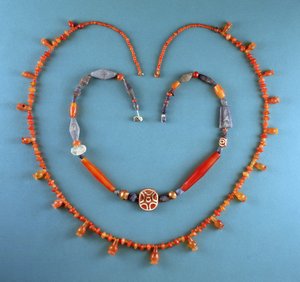 コーネリアンのネックレス（イスラエル、テル・ファラ（南）、紀元前1300年頃）；ラピスラズリ、コーネリアン、エッチングを施したコーネリアンのネックレス（イラク、キシュ、紀元前2500年頃）（貴石 作： Unbekannt